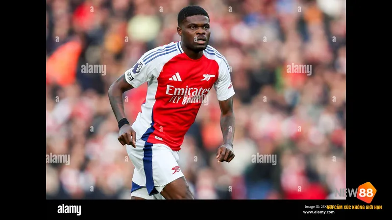 Cầu thủ Arsenal thực hiện cú sút mạnh từ ngoài vòng cấm trong trận đấu với West Ham